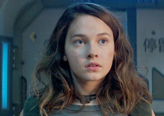 Amara (Cailee Spaeny)